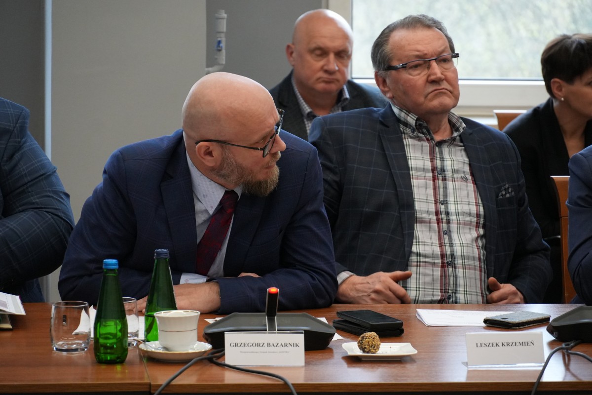 Zdjęcie osób dyskustujących podczas zebrania.