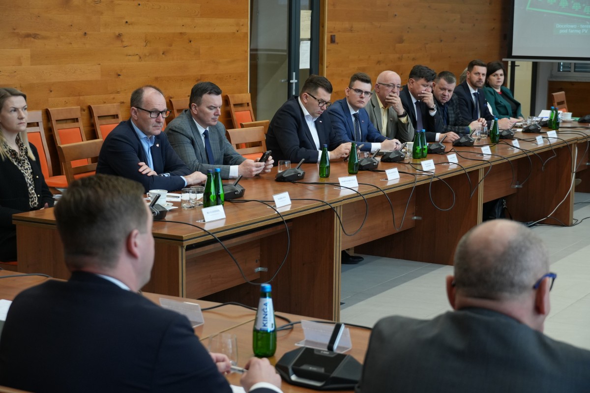 Zdjęcie osób dyskustujących podczas zebrania.