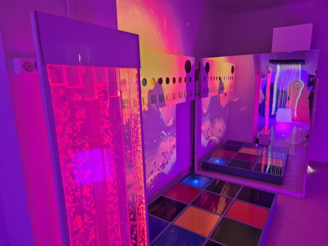 Podświetlona na fioletowo sala doświadczeń 