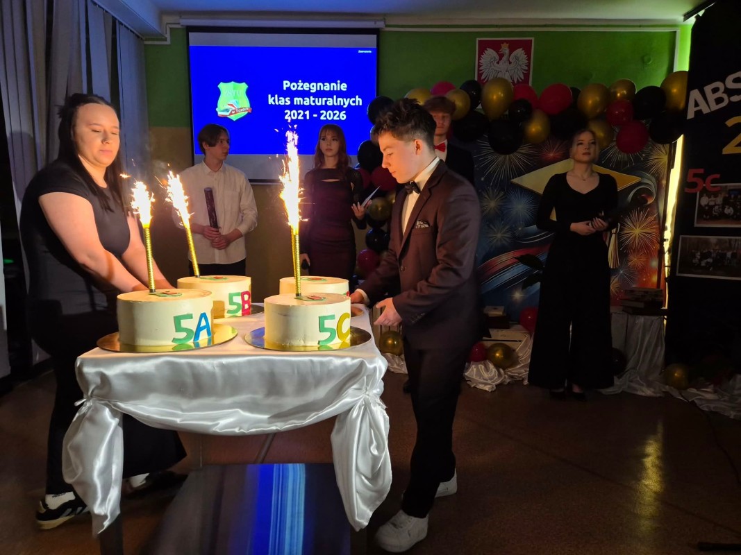 Zdjęcie uczniów, którzy przywożą torty ze świeczkami