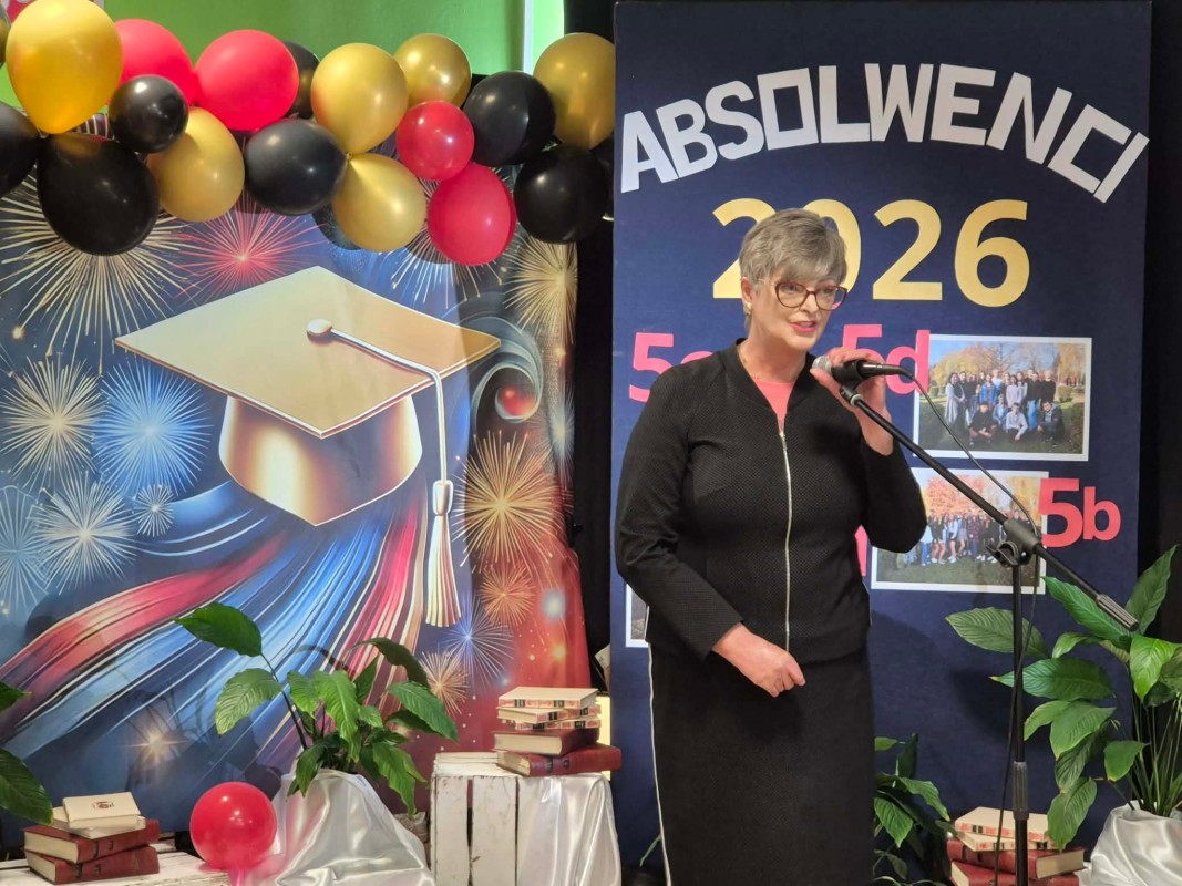 Zdjęcie Wicestarosty mówiącej do mikrofonu - w tle odzobne tło