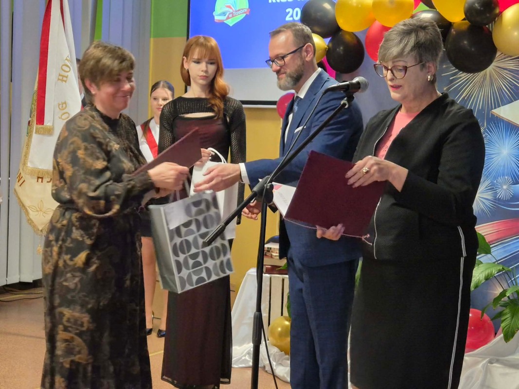 Wicestarosta z dyrektorem szkoły wręczają wyróżnienia