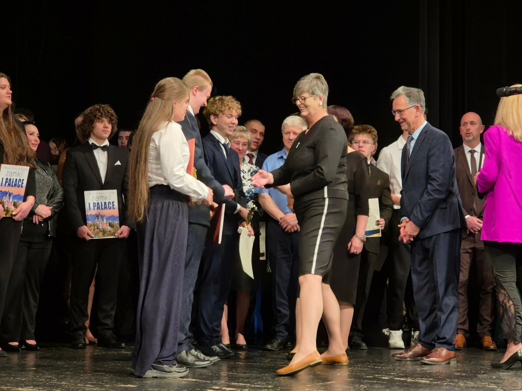 Wiecstarosta wręcza uczniom wyróżnienia