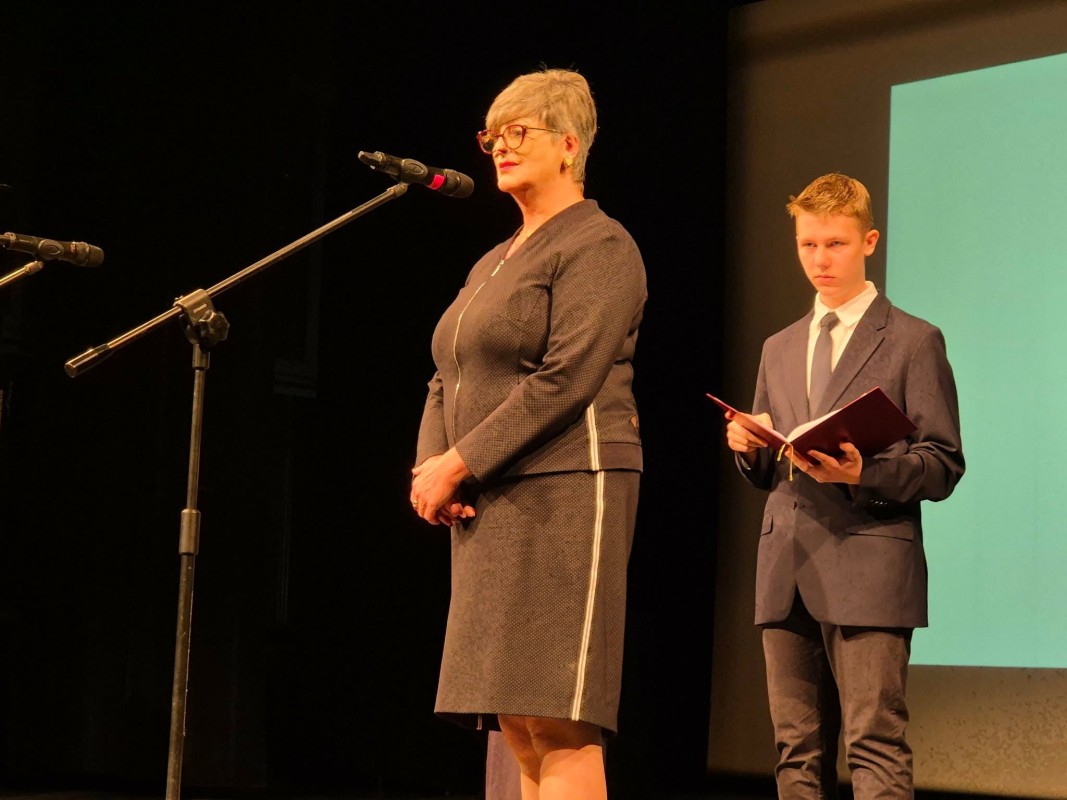 Wicestarosta przemawia do uczniów