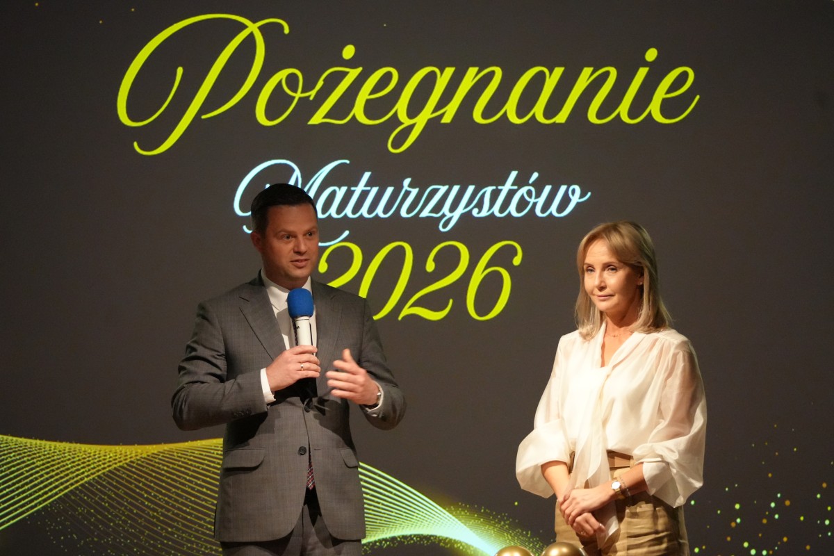 Starosta przemawia. Obok stoi dyrektor szkoły. W tle napis Pożegnanie Absolwentów. 