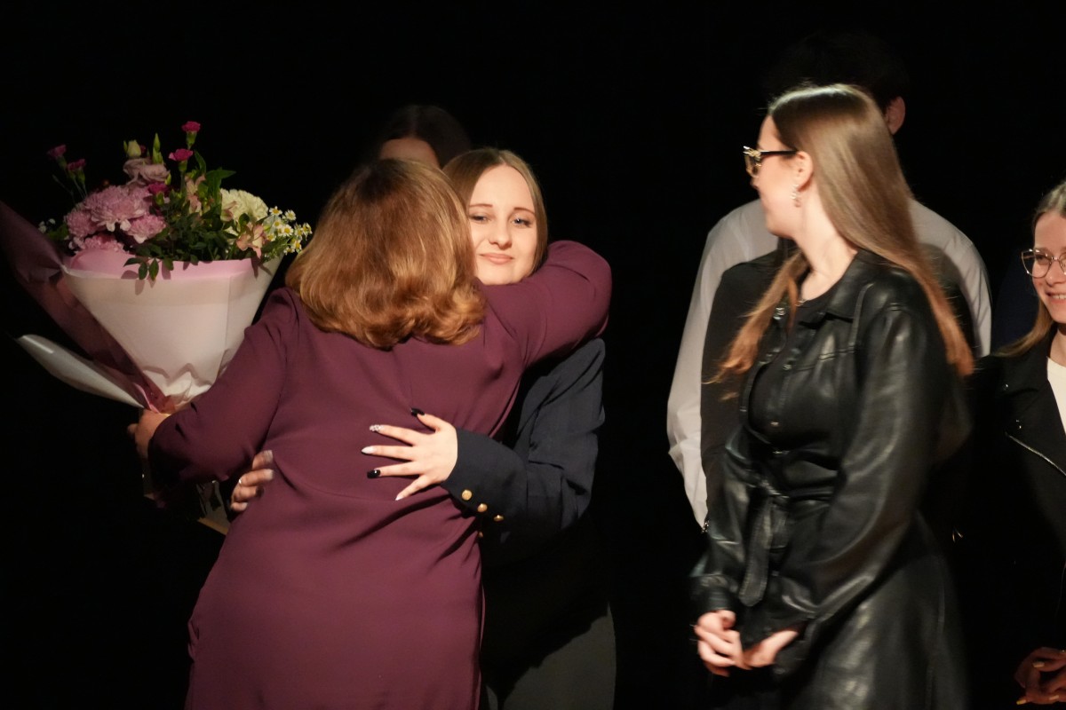 Uczniowie obejmują swoją wychowawczenie.