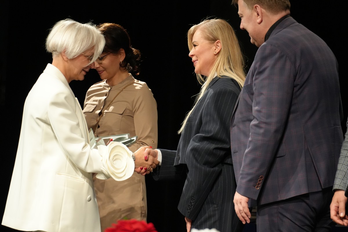 Dyrektor szkoły wręcza wyróżnienia dla rodziców.