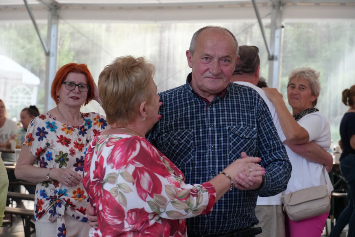 Na pierwszym planie tańcząca para. W tle kilkadziesiąc innych osób tańczących.