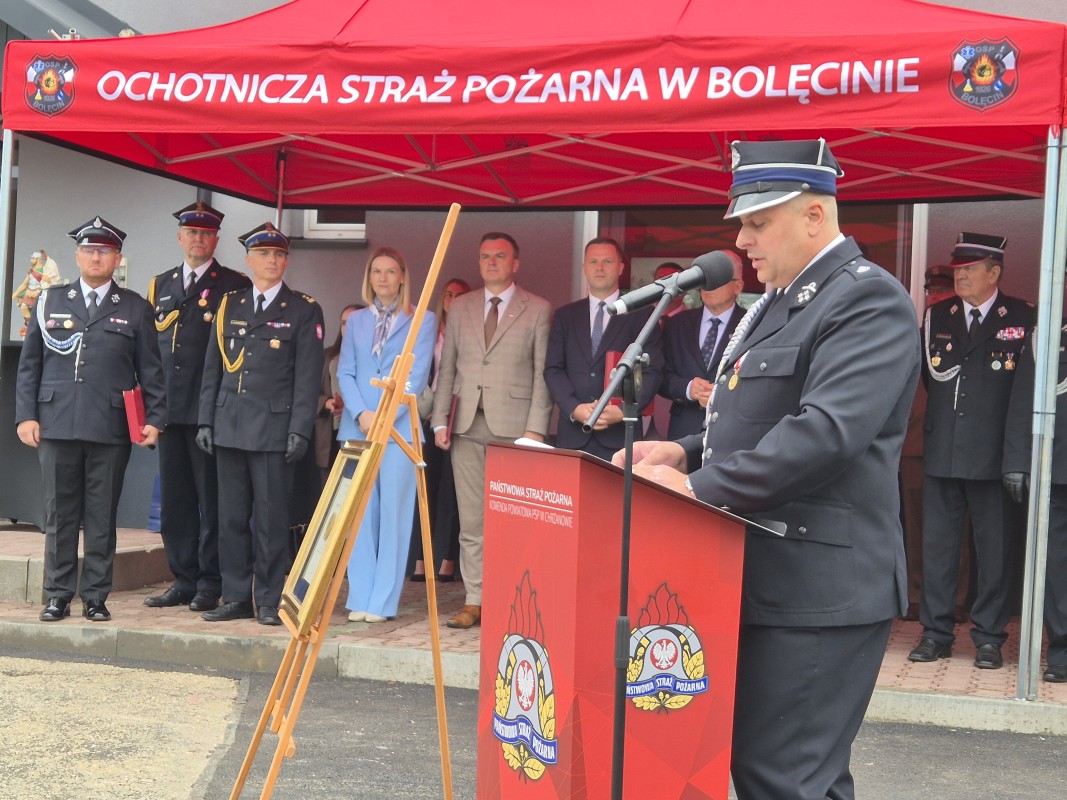 Strażacy i goście na placu przed remizą