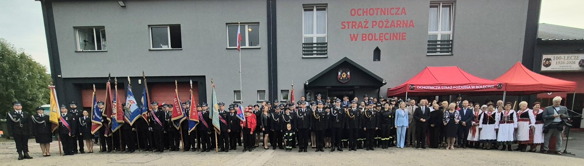 Pamiątkowe zdjęcie wszystkich uczestników przed remizą