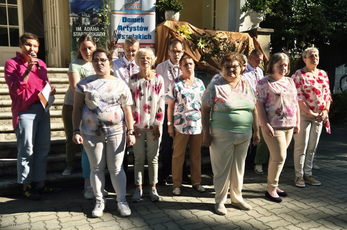 Jedna z grup artystycznych występuje na scenie