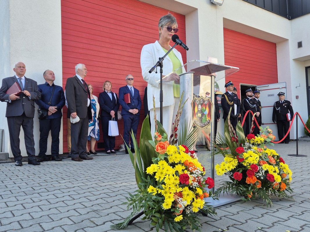 Wicestarosta Ewa Jędrysik gratuluje strażakom
