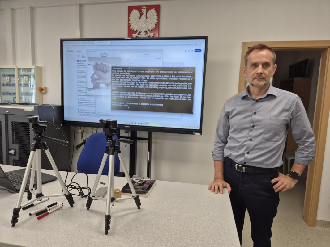 Nauczyciel w pracowni informatycznej