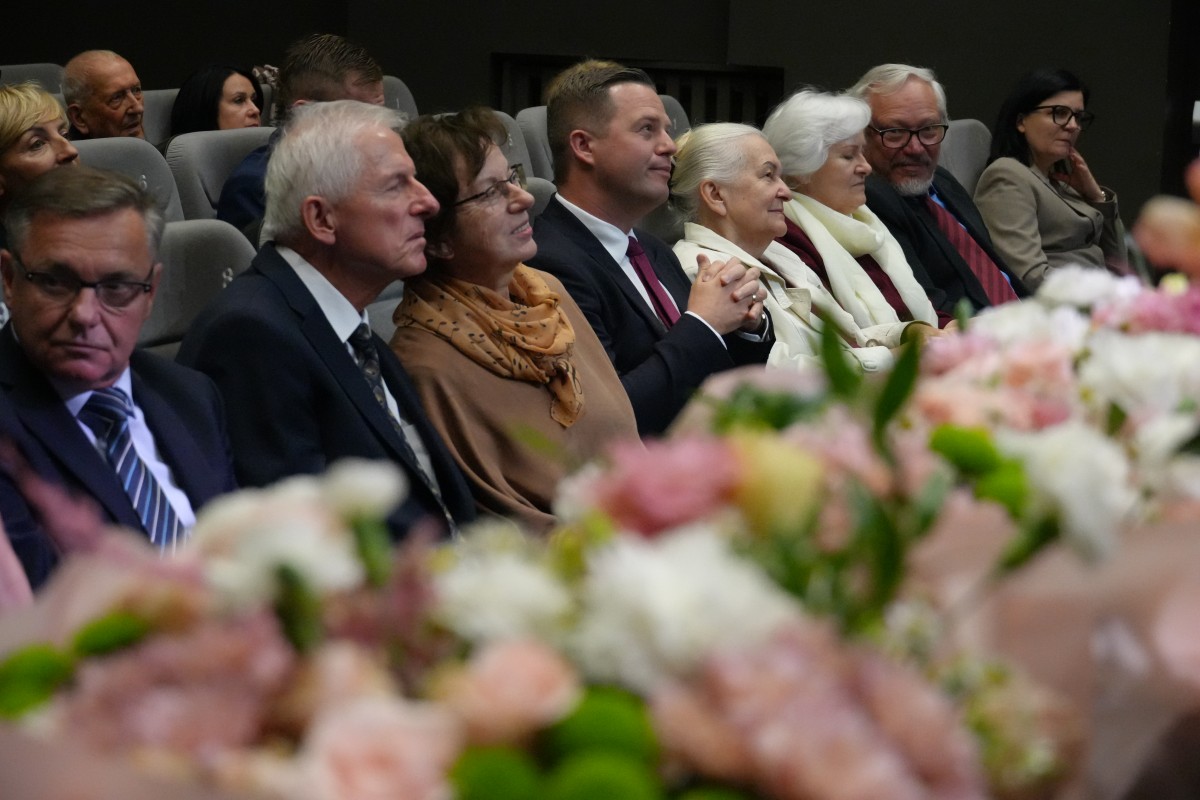 Goście siedzą na widowni