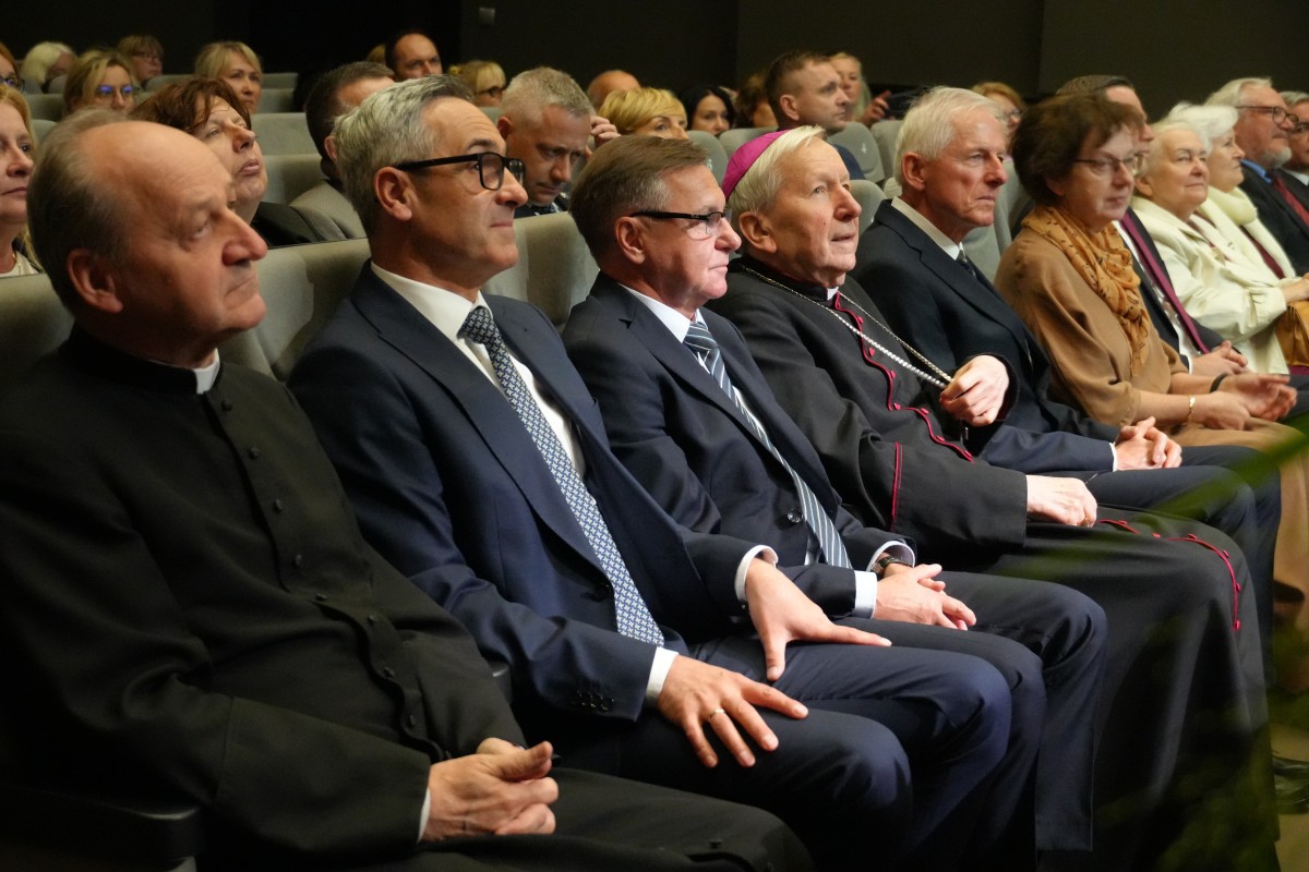 Goście siedzą na widowni