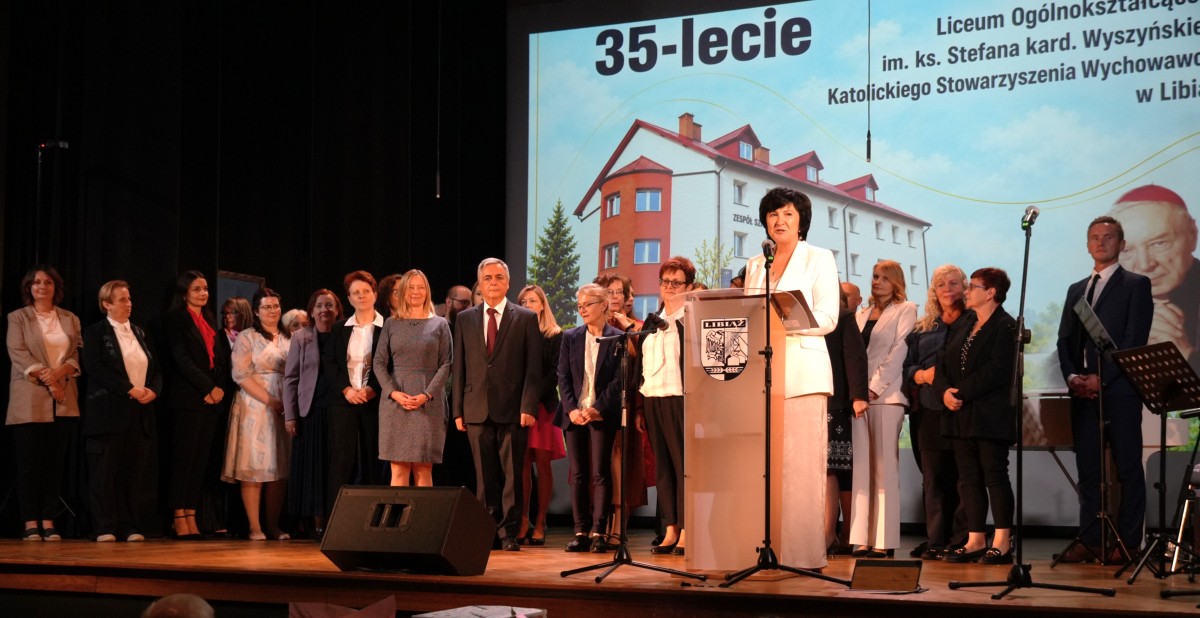 Dyrektor Anetta Szewczyk na scenie razem z nauczycielami