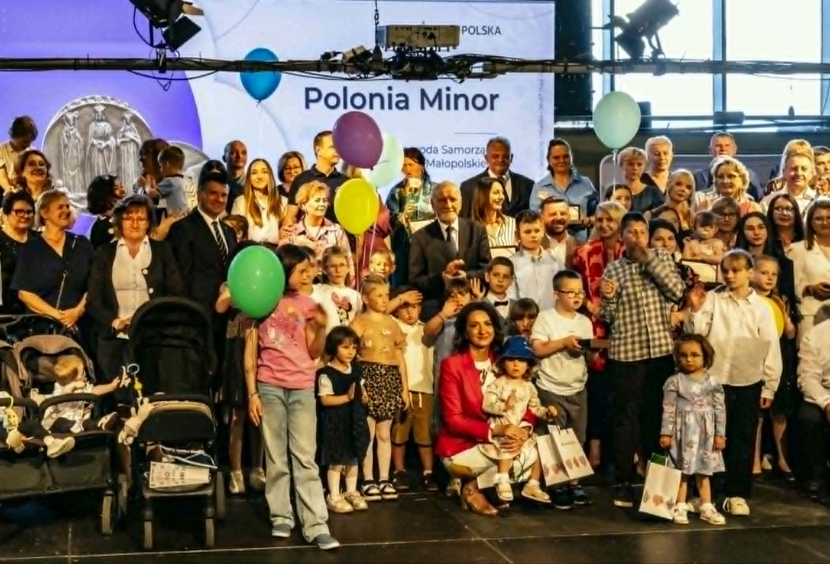Dzieci i dorośli z rodzin zastępczych pozują do zdjęcia