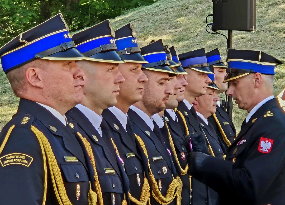 Strażacy zostają odznaczeni medalami