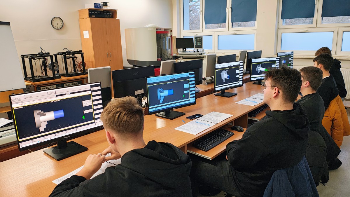 Uczniowie przed monitorami komputerów 