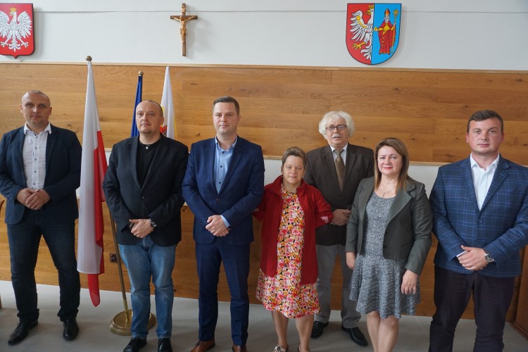 od lewej  dominik godń, adam potocki, wicestarosta, dorota bużyk, andrzej jura, teresa majewska ,Mariusz Witek zdjecie na dużej sali konferencyjnej 