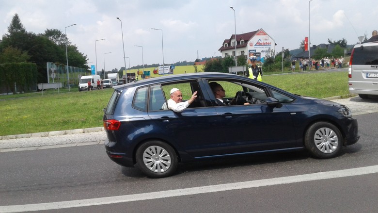 W piątek przez Chrzanów i Libiąż przejechał Ojciec Święty - zobacz zdjęcia 