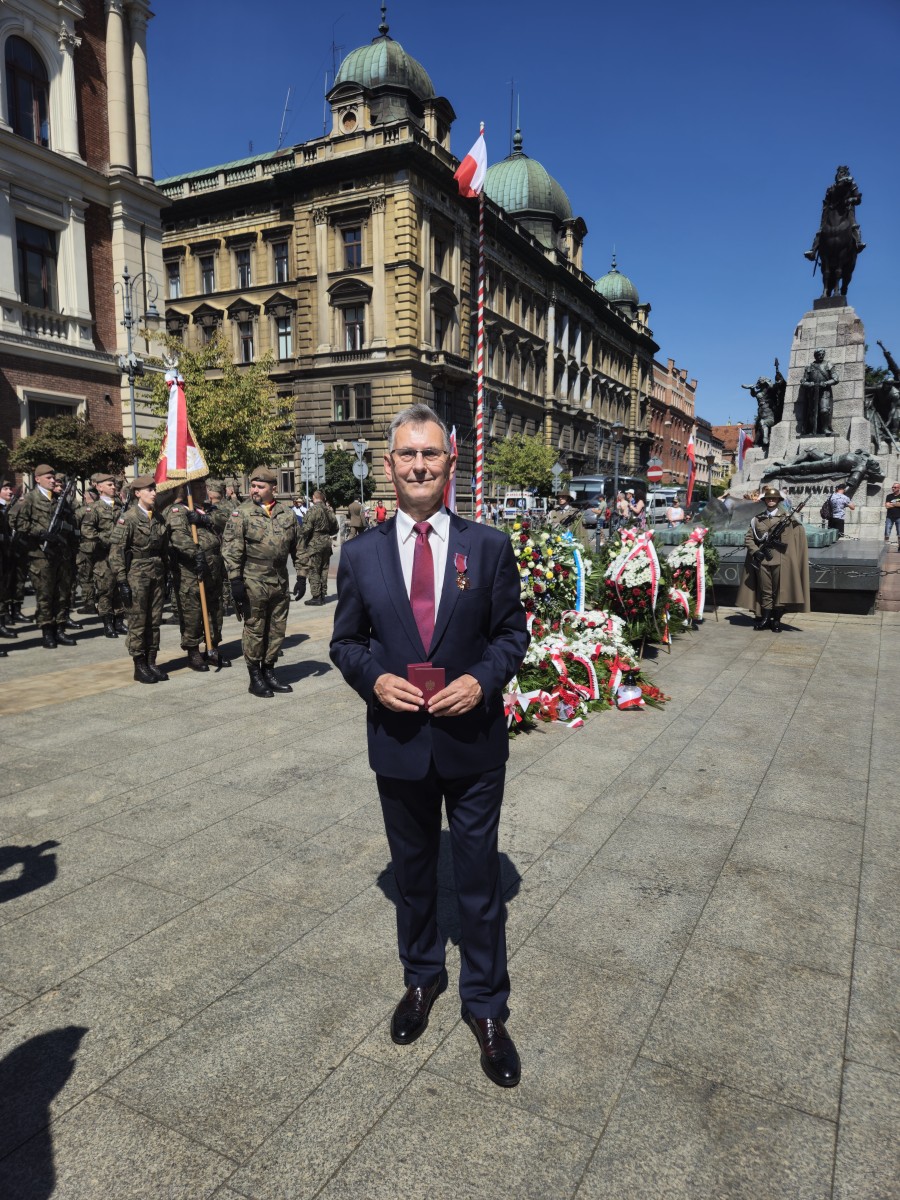 Mężczyzna w garniturze na Placu Matejki w Krakowie 