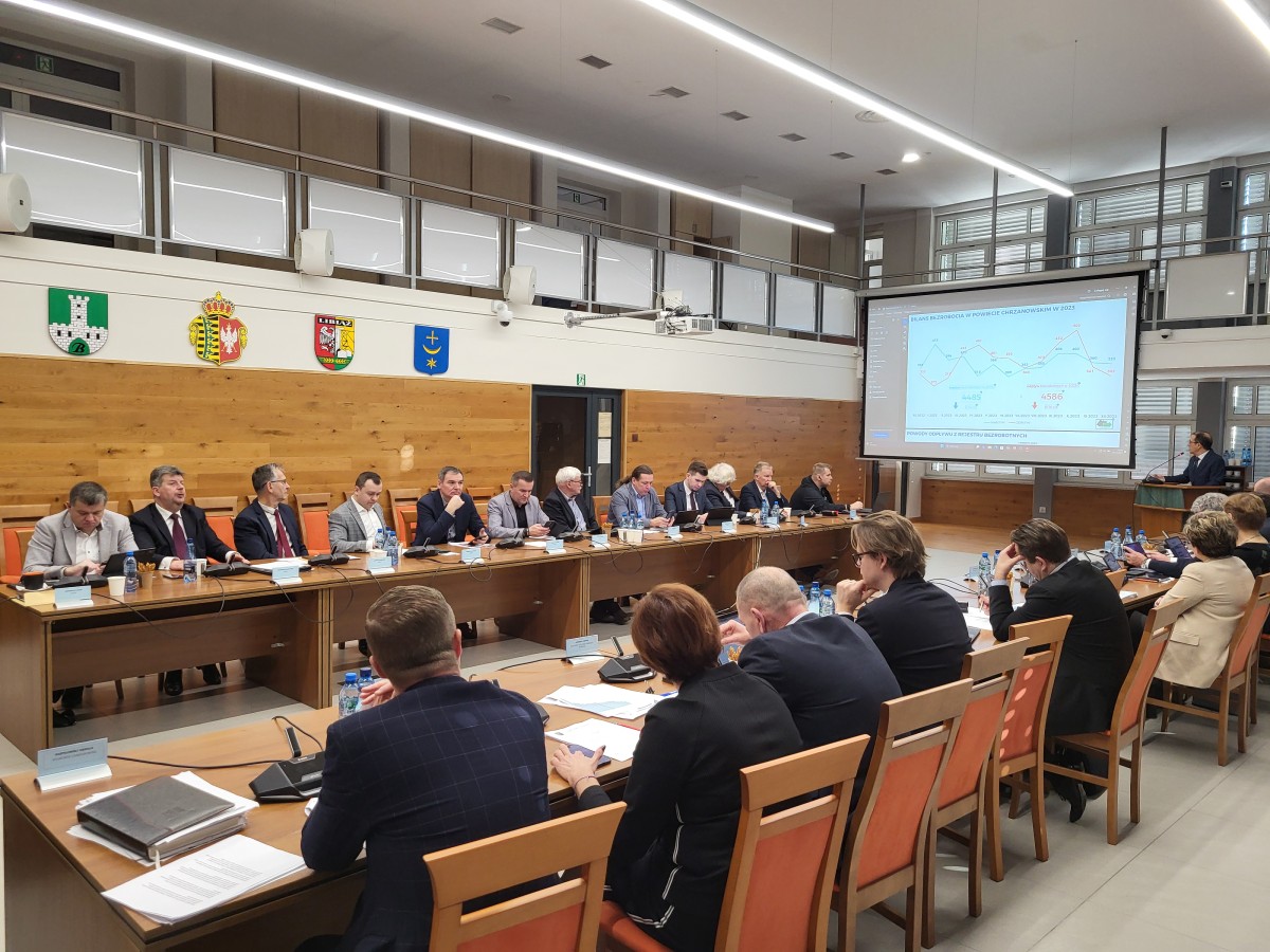 Zdjęcie radnych Rady Powiatu podczas sesji w dużej sali konferencyjnej starostwa powiatowego w Chrzanowie.