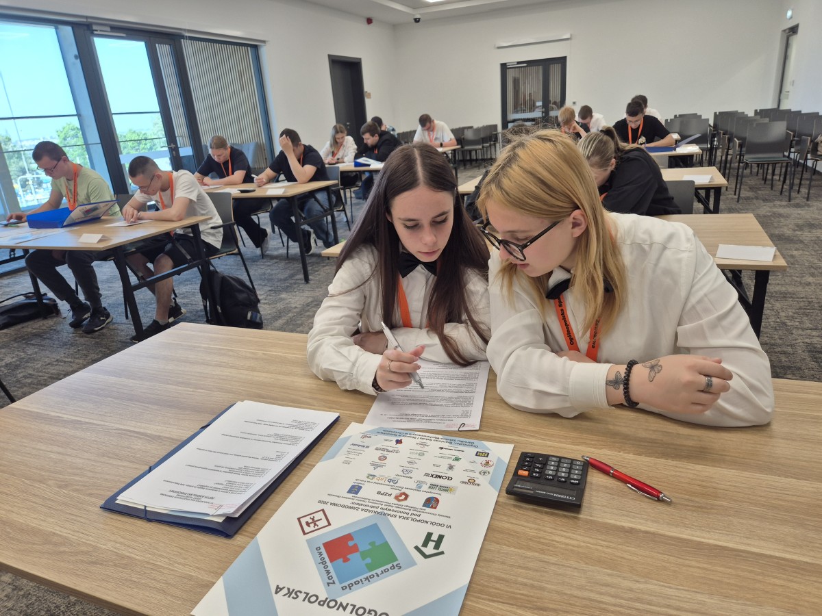 Zawodnicy rozwiązują test