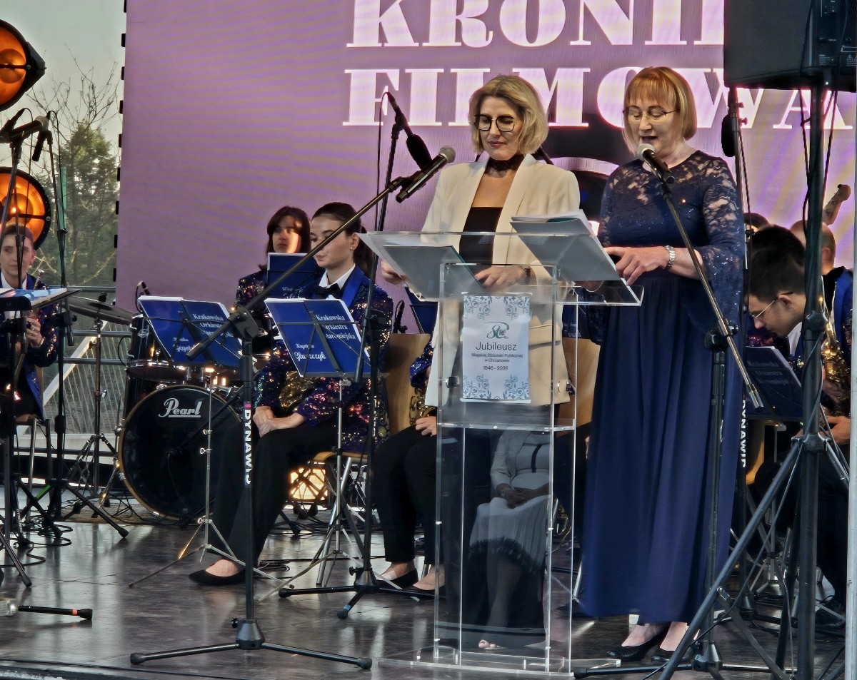 Dwie kobiety stoją na scenie i witają gości