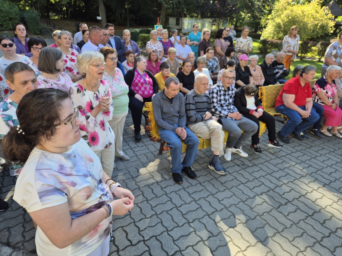 Uczestnicy festiwalu - osoby niepełnosprawne czekaja na występy