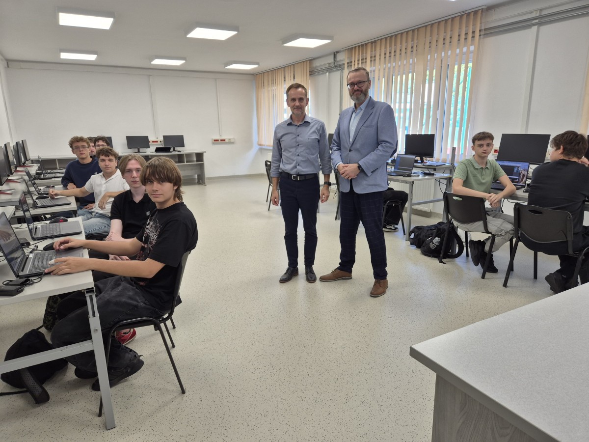 Dyrektor i nauczyciel wraz z uczniami w pracowni informatycznej