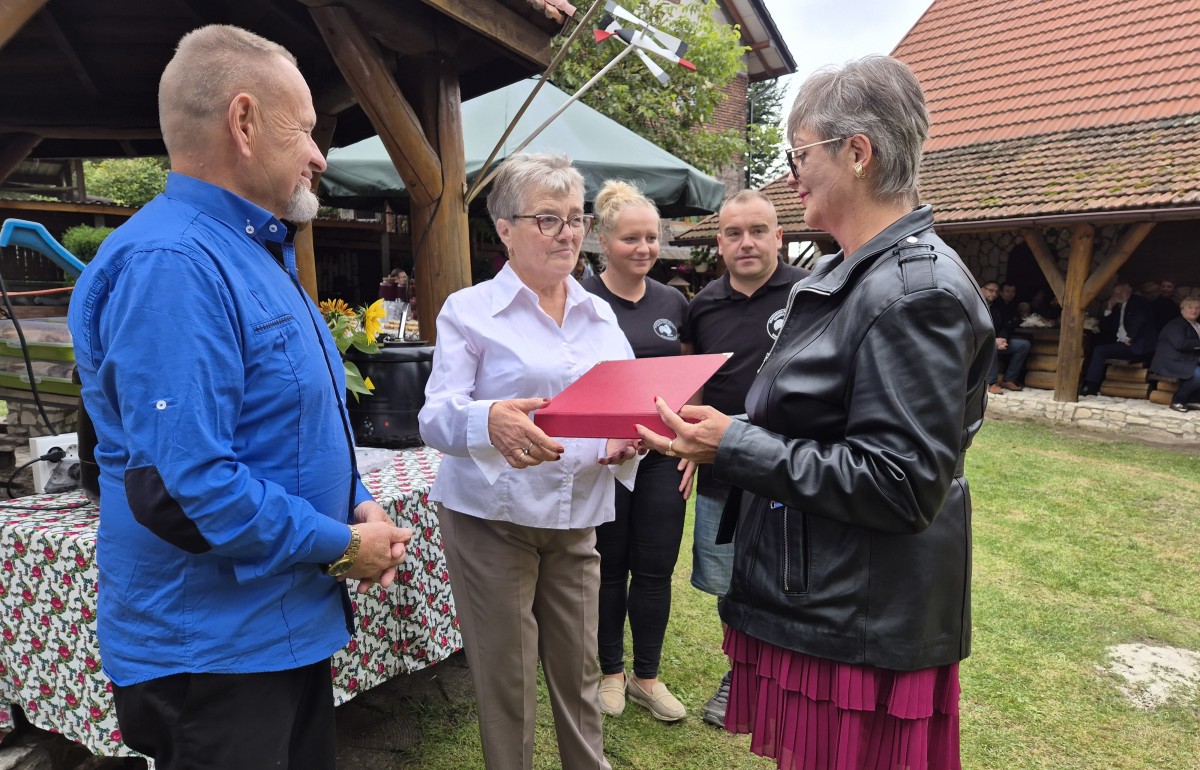 Wicestarosta Chrzanowski Ewa Jędrysik wręcza pamiątkową tabliczkę rodzinie Góreckich