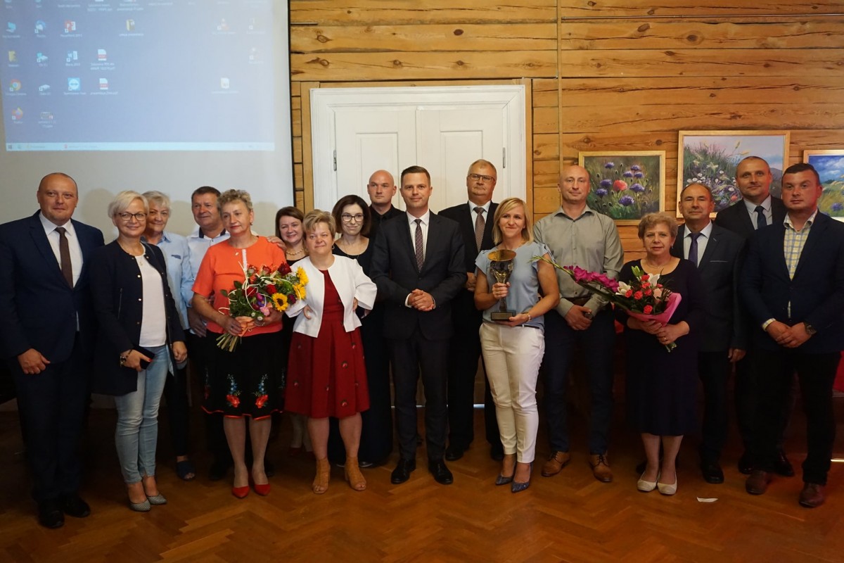 Zdjęcie 17 osób.Lareatów nagródy OPTIMO MODO oraz BONUM FACERE, a także Powiatwej Rady Działalności Pozytku Publicznego w Chrzanowie