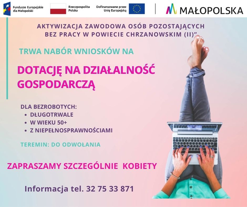 plakat informacyjny dot.  dotacji na działalnosć gospodarcza dla bezrobotnych - kolorowe napisy różowe tło, osoba trzymajaca na kolanach laptop w jeansach i niebieskiej koszuli 