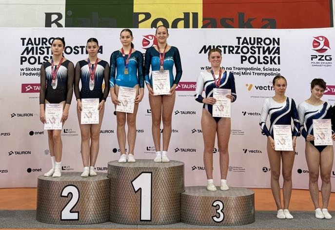 Akrobatki na podium, w rękach dyplomy 