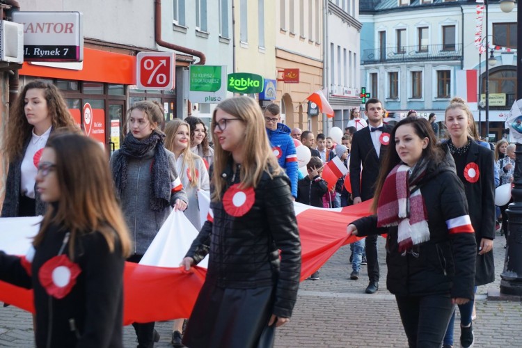 Tłumy mieszkańców na obchodach 100-lecia odzyskania przez Polskę niepodległości  - film 