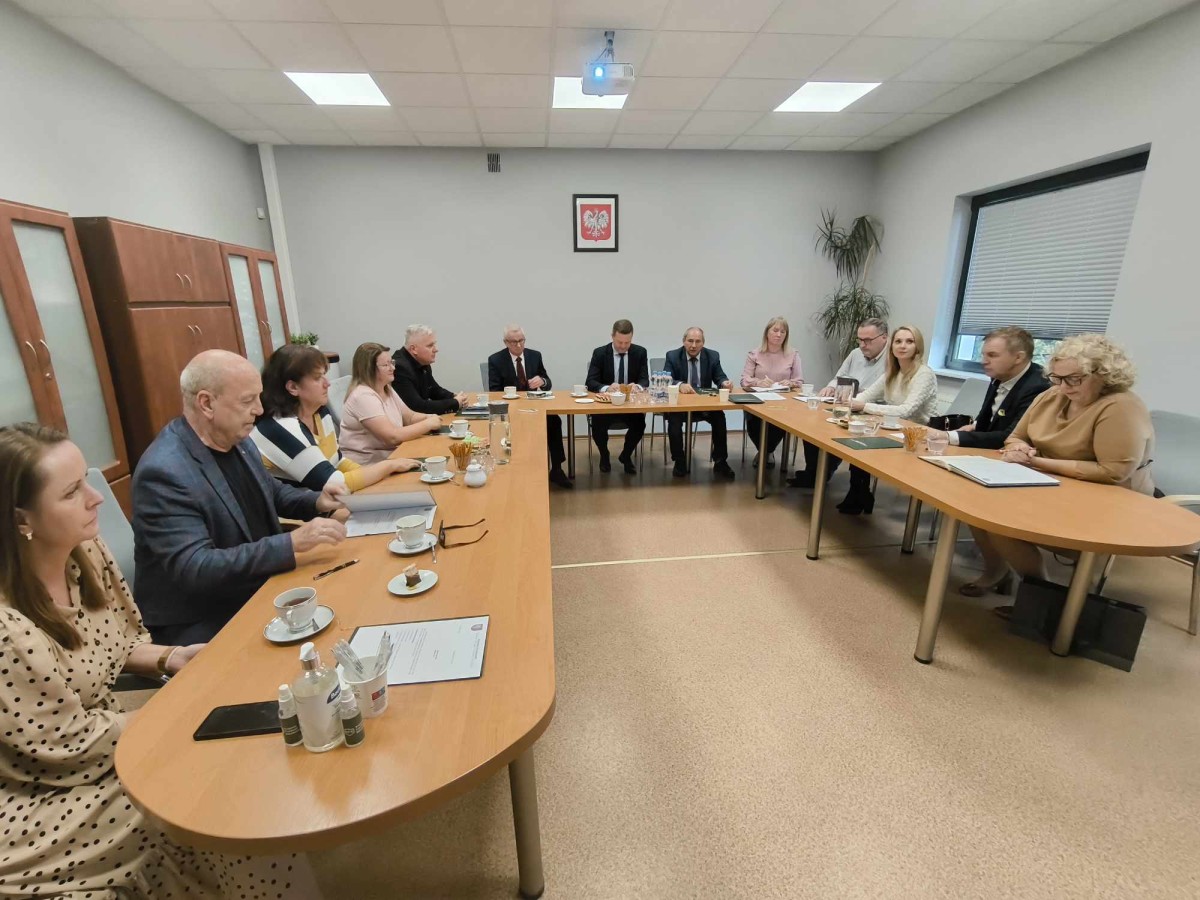 Osoby siedzą przy stołach 