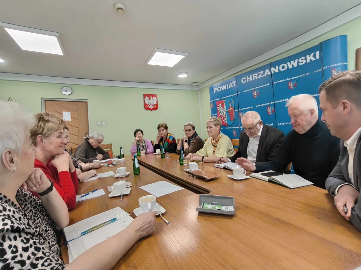 Kobiety i mężczyźni przy stole 