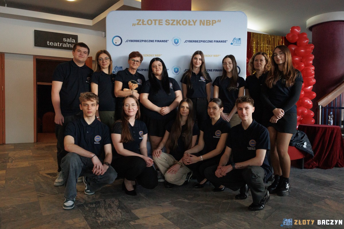 Zdjęcie zbiorowe uczniów II LO 