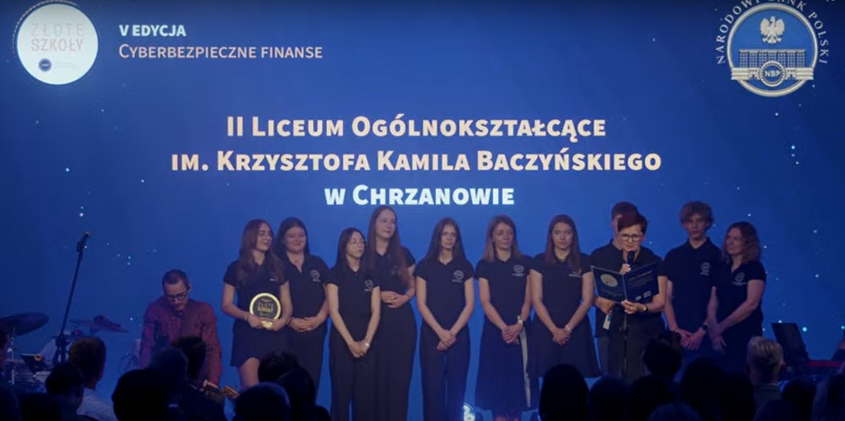 Zdjęcie kilkunastu osób stojących obok siebie na dużej, wirtualnej ściance. Głównie w wieku nastoletnim, uczniowskim.
