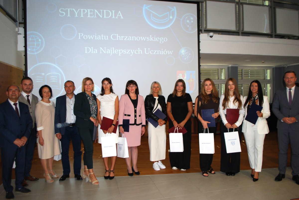 Zdjęcie zbiorowe: uczennice z rodzicami i nauczycielami 