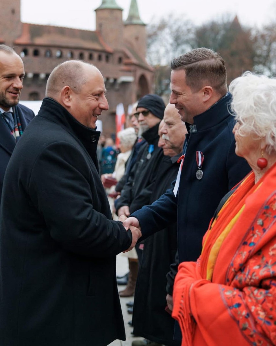 Wojewoda podaje rękę staroście 