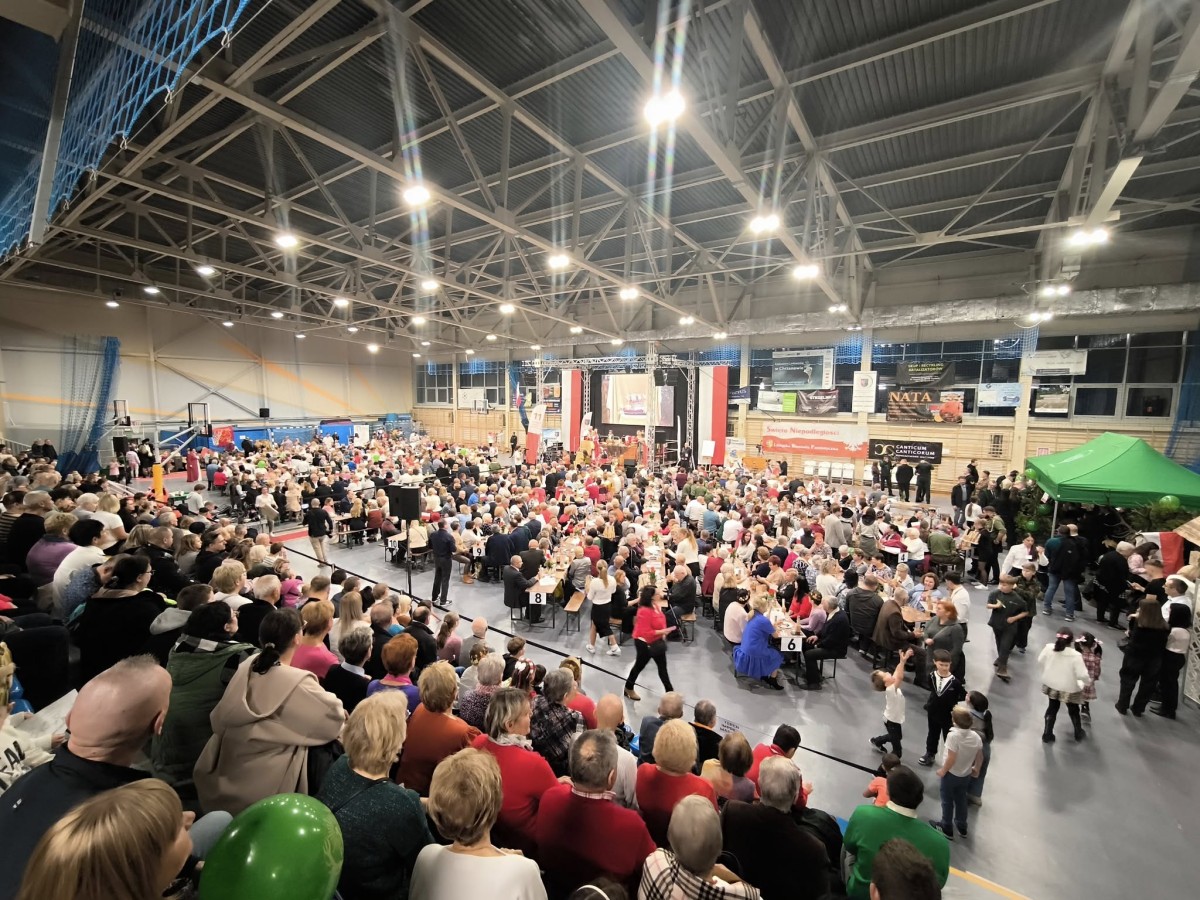 Uczestnicy biesiady w hali sportowej 