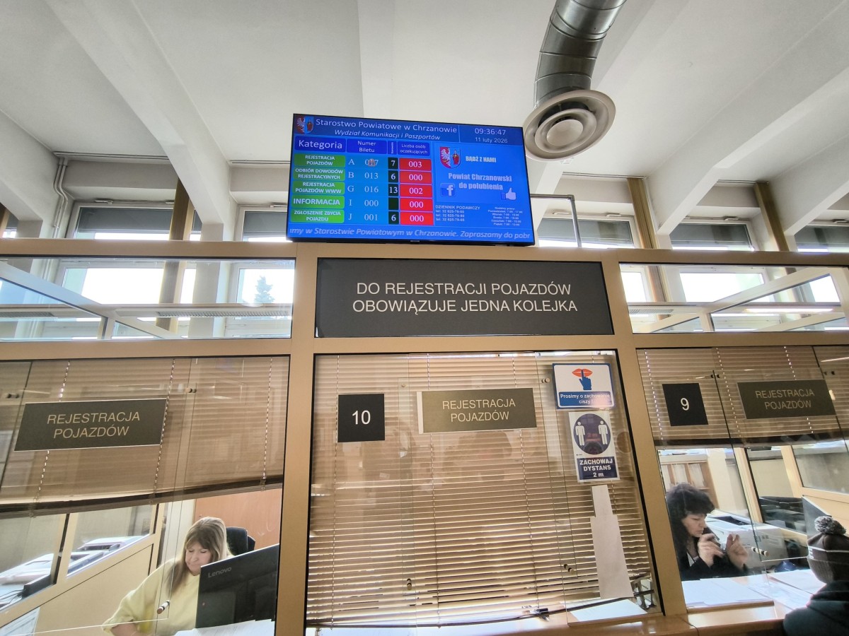 Okienka rejestracja pojazdów w sali operacyjnej starostwa 