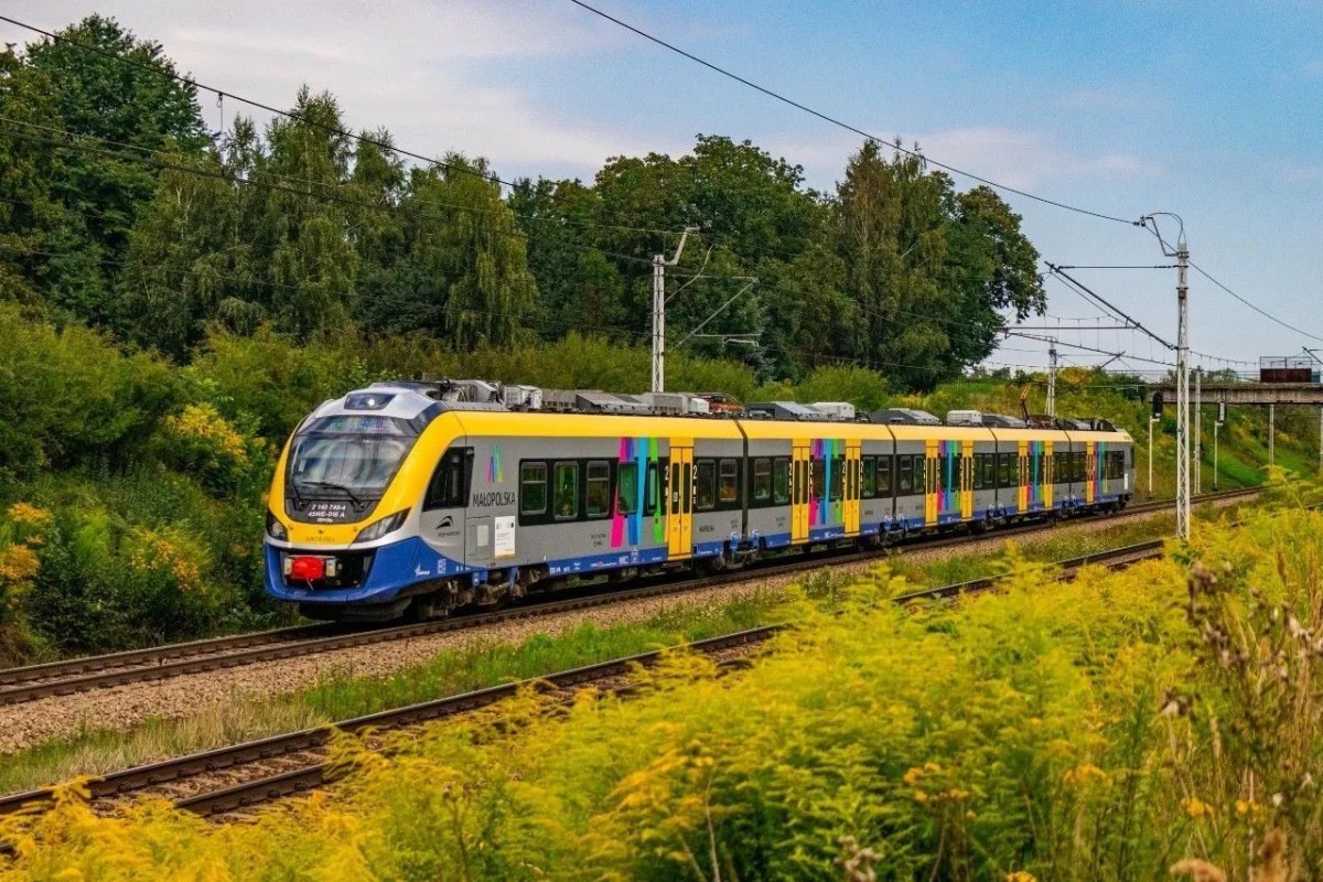 Zdjęcie pociągu kolei małopolskich na torach