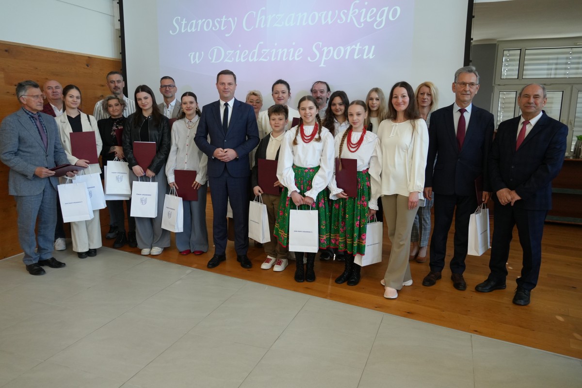 Młodzież, rodzice oraz władze powiatu pozują do zdjęcia