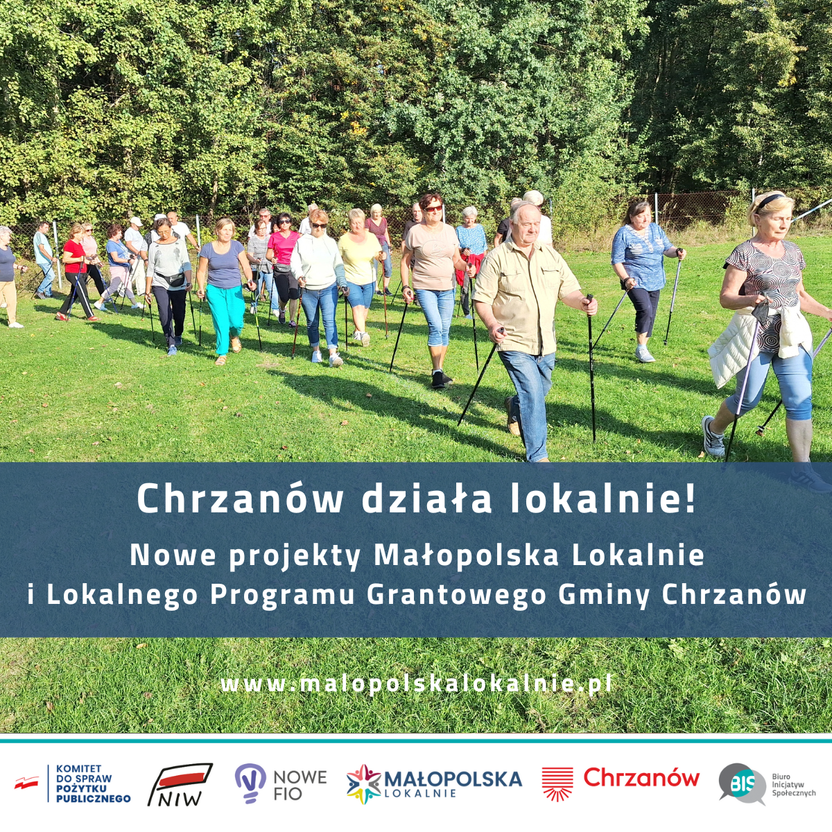 Grafika. Zdjęcie kilkudziesięciu osób z kijami do nordic walking. Poniżej zdjęcia pole tekstowe z treścią, a samym dole logotypy.