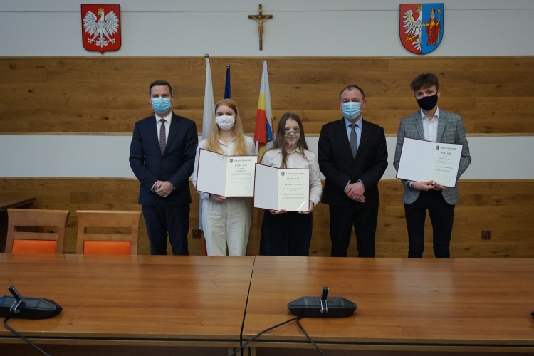 Nagrody Starosty Chrzanowskiego dla szczególnie uzdolnionych uczniów szkół ponadpodstawowych prowadzonych przez Powiat Chrzanowski za rok szkolny 2019/20 przyznane!