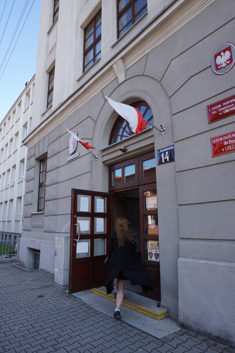 Dziewczyna wchodzi do budynku szkoły 