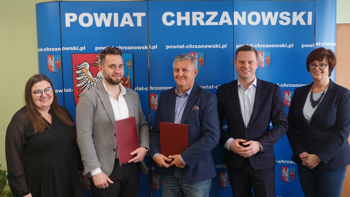 Zdjęcie 5 osób stojących przy ściance promocyjne Powiatu Chrzanowskiego. Od lewej: dwójka przedstawicieli firmy WIKOS FRESH, dyrektor PZD, starosta oraz wicestarosta chrzanowski.